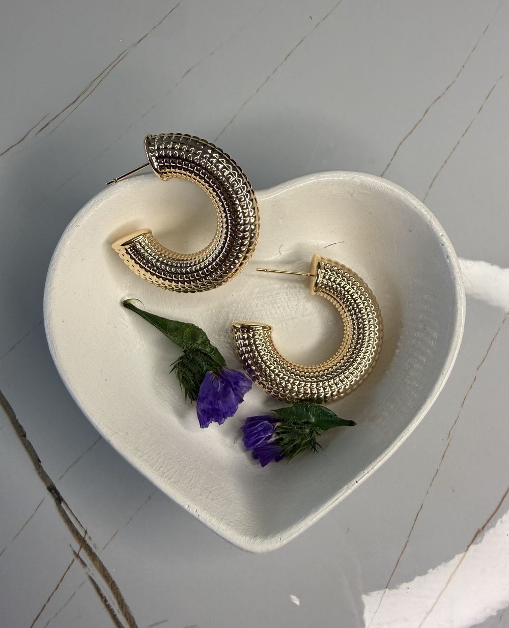 Aretes Candongas Texturizadas Dorado en acero inoxidable