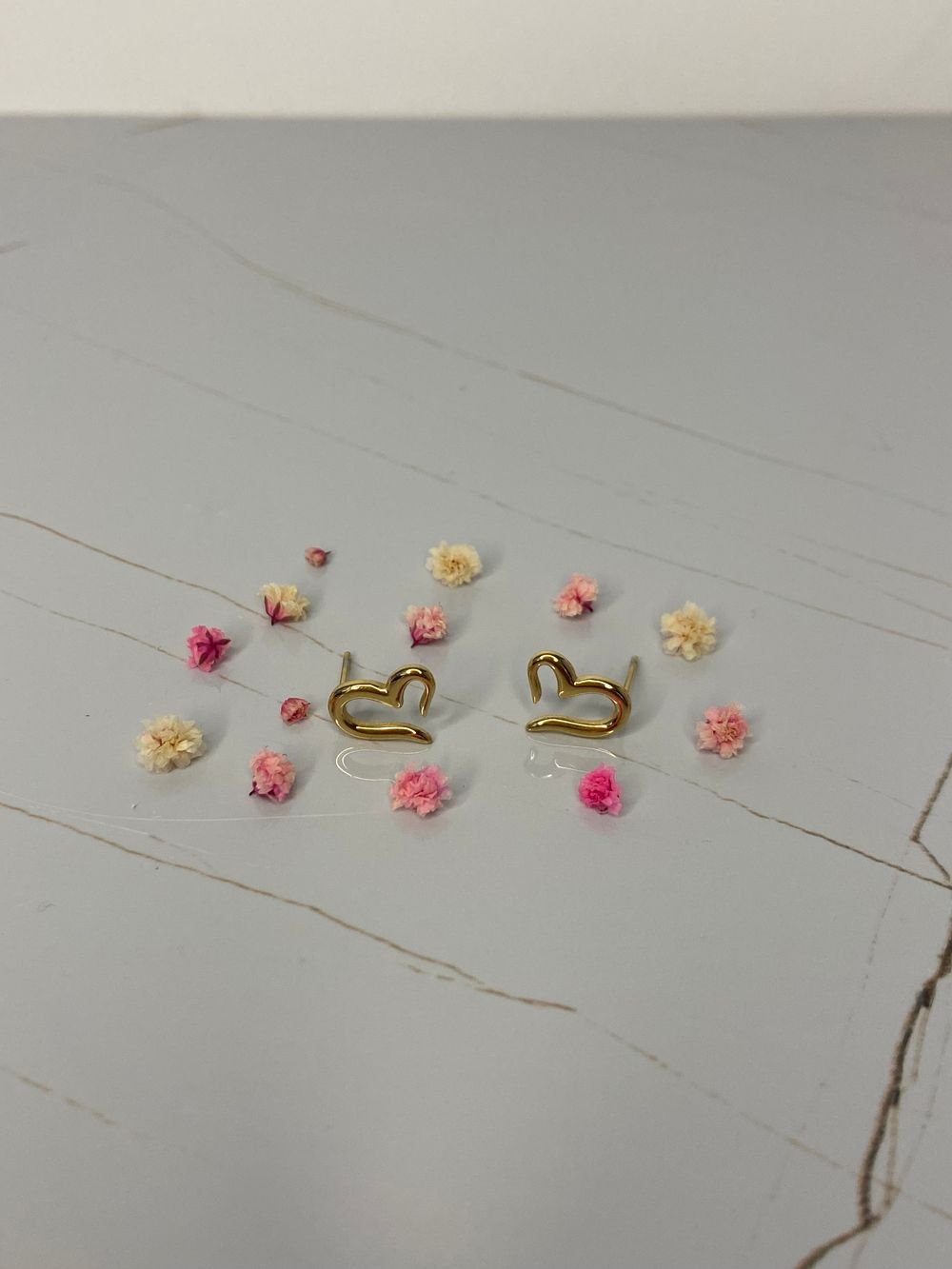 Aretes Corazón Abierto Dorado en acero inoxidable