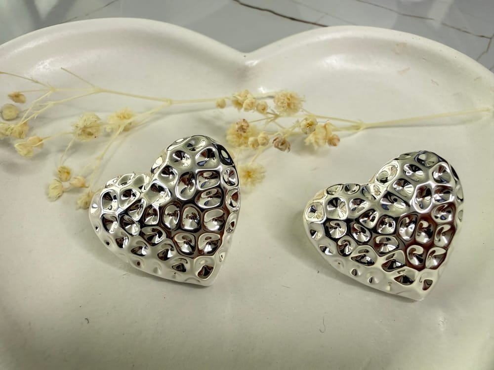 Aretes Corazón Texturizado Plateado en acero inoxidable