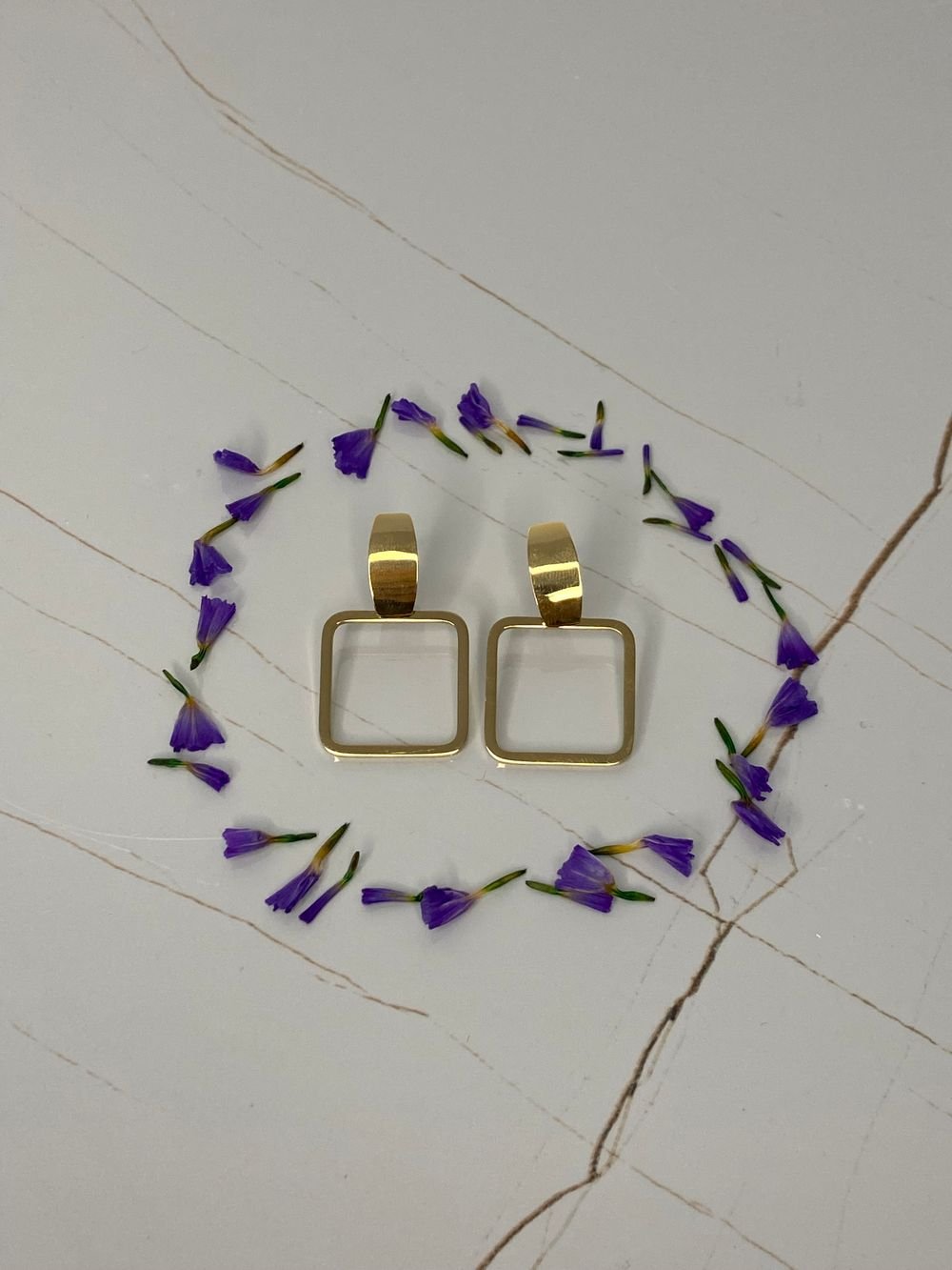 Aretes Cuadrado Minimalista Dorado en acero inoxidable
