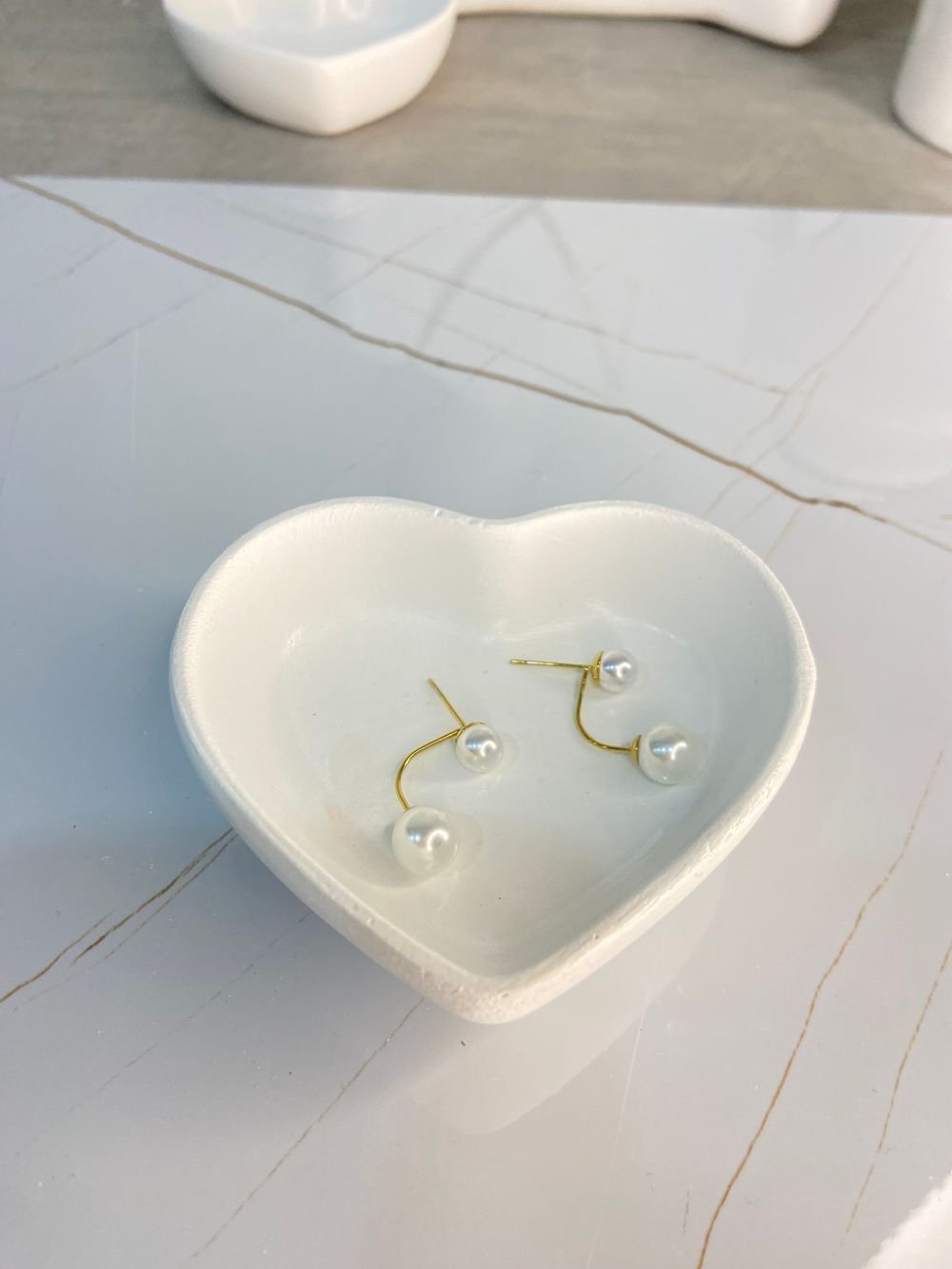 Aretes de perla dorados en acero inoxidable