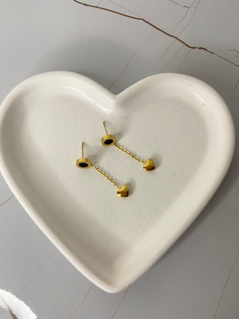 Aretes dorados minimalistas en acero inoxidable