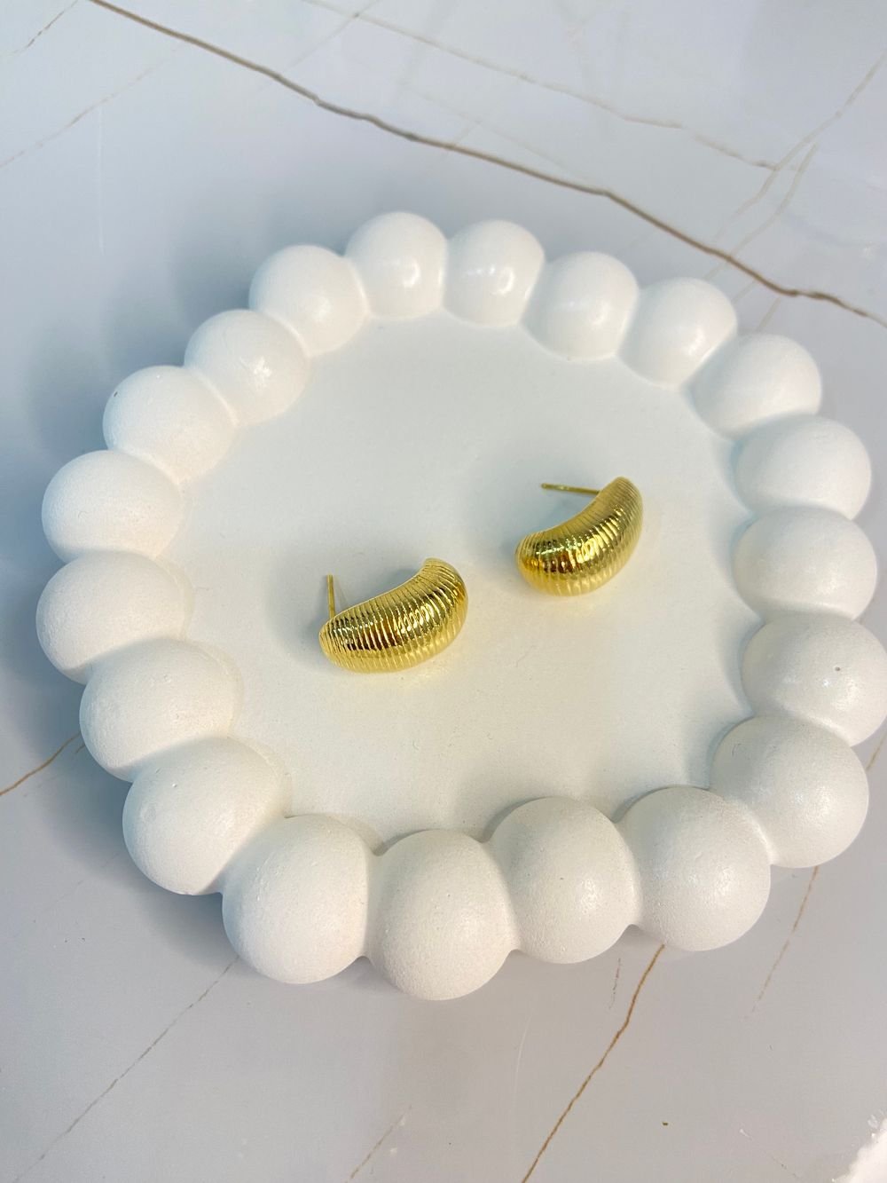 Aretes Dorados Texturizados en acero inoxidable