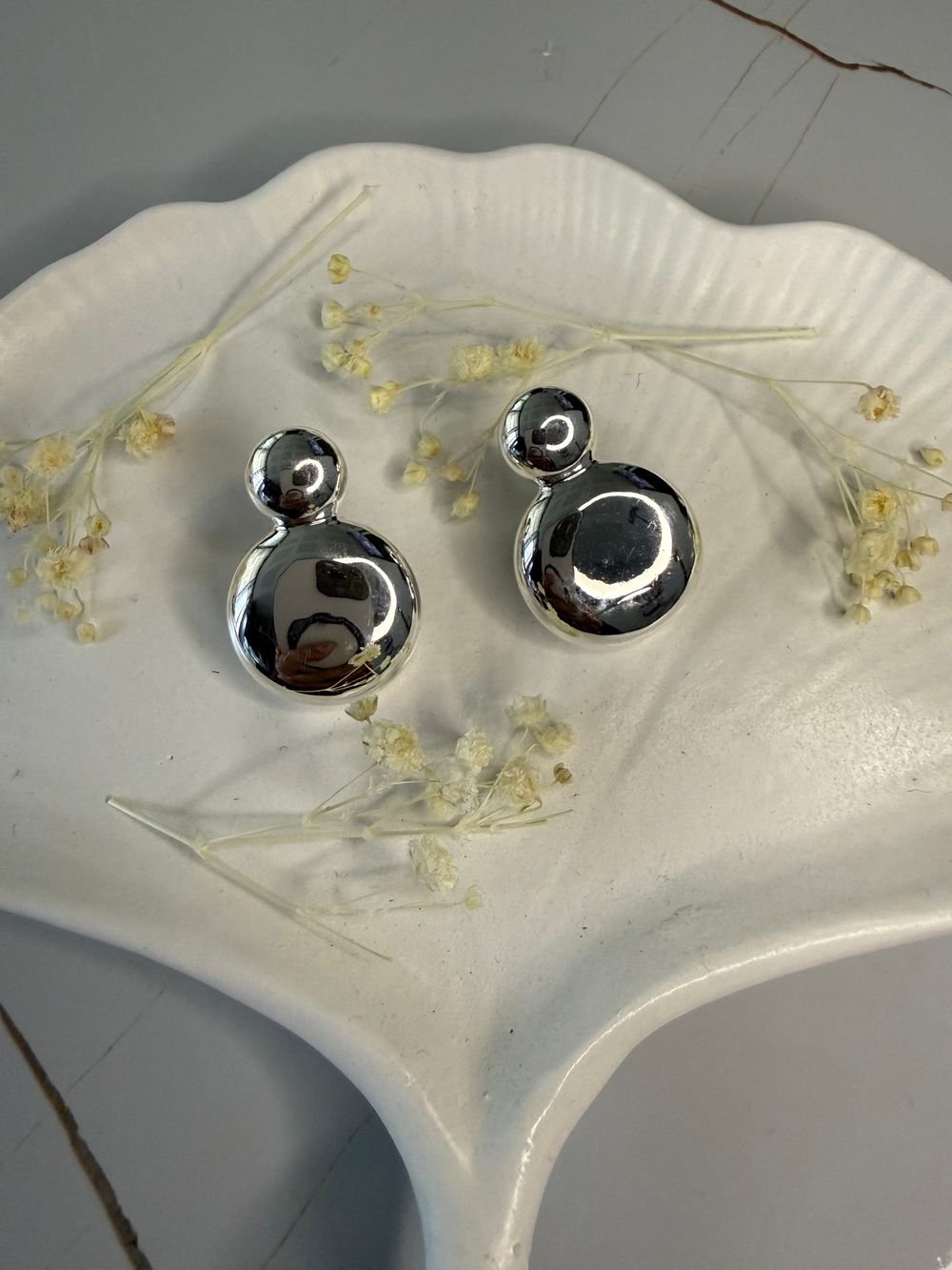 Aretes Esfera Orgánica Plateada en acero inoxidable