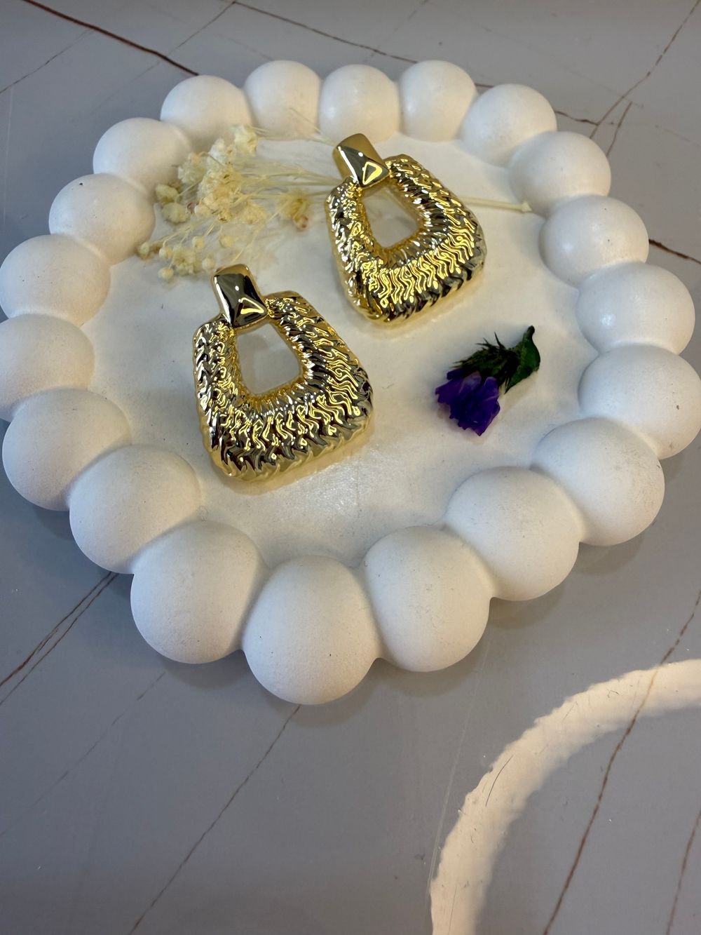 Aretes Geométricos Textura Dorado en acero inoxidable