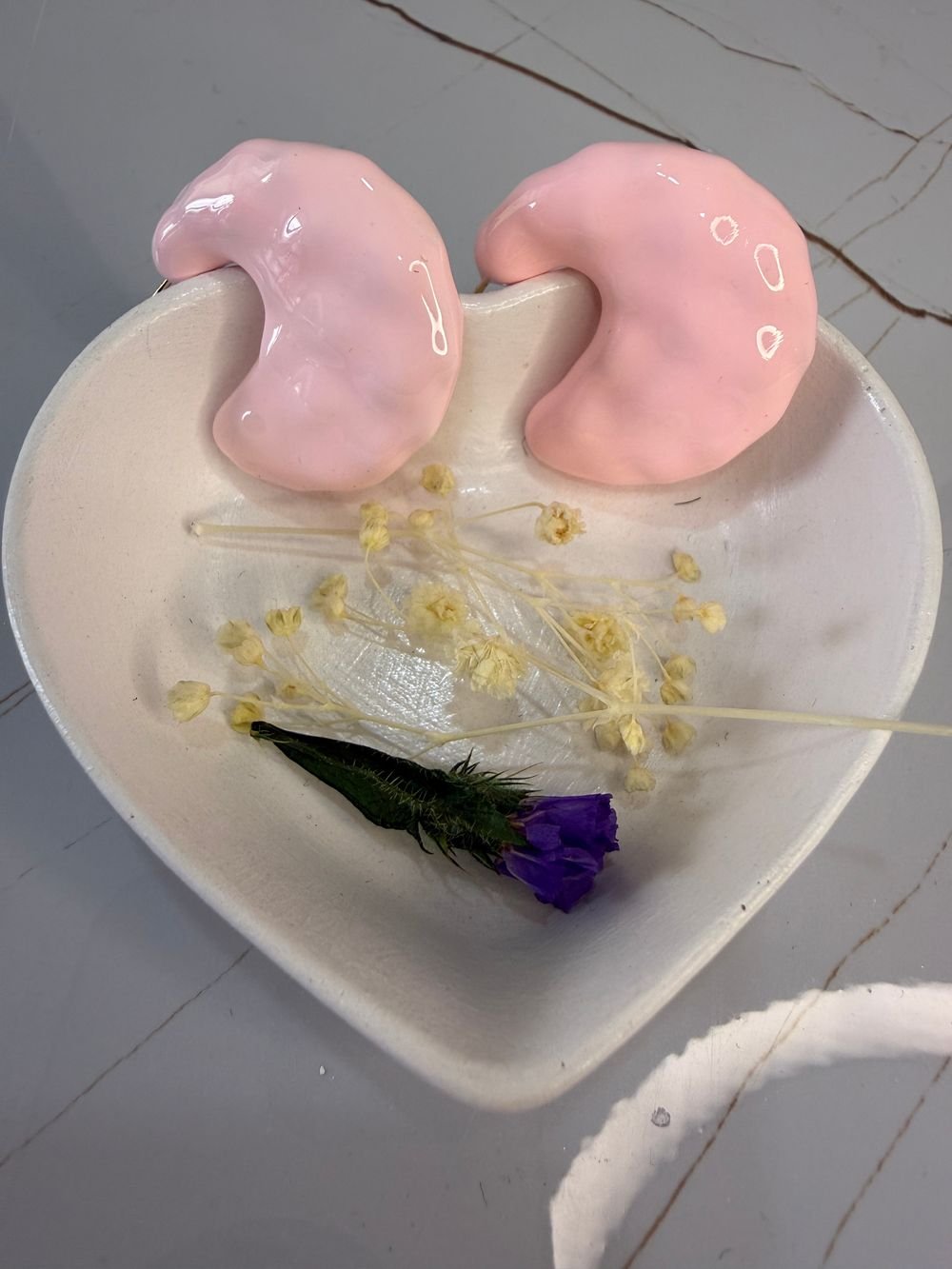 Aretes Media Luna Esmaltada Rosa en acero inoxidable