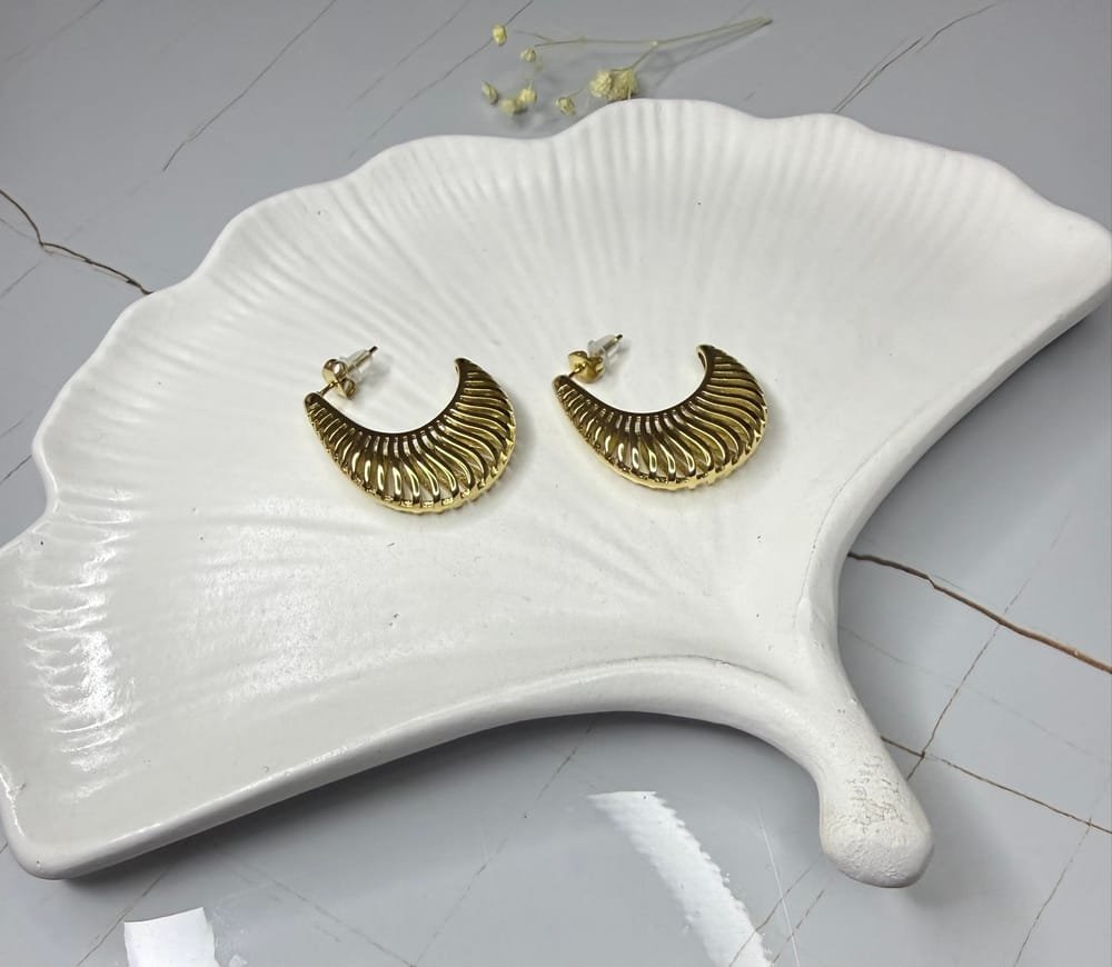 Aretes Medialuna Calada Dorado en acero inoxidable