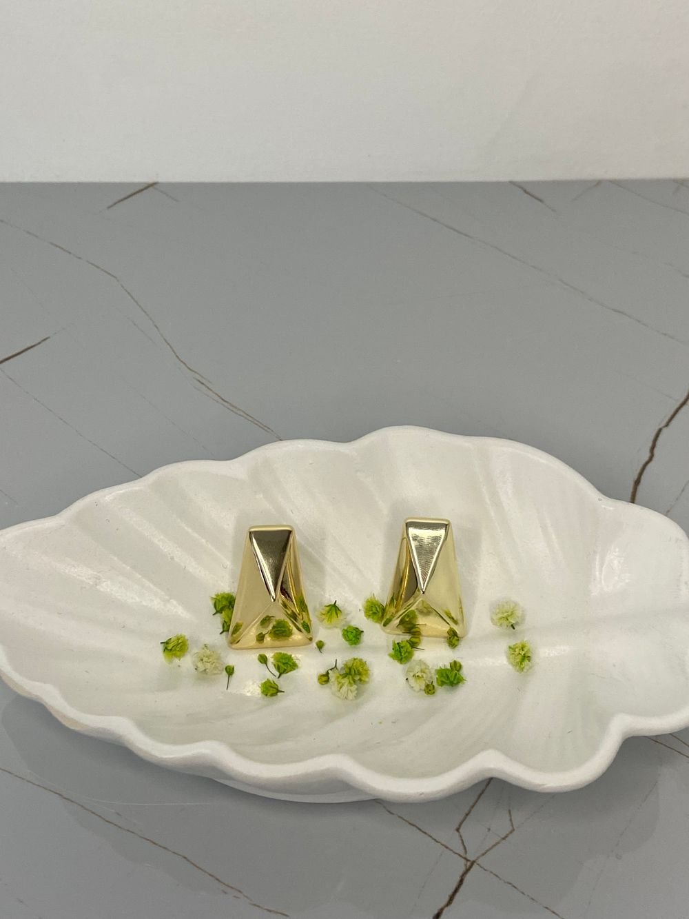 Aretes Pirámide Minimalista Dorado en acero inoxidable