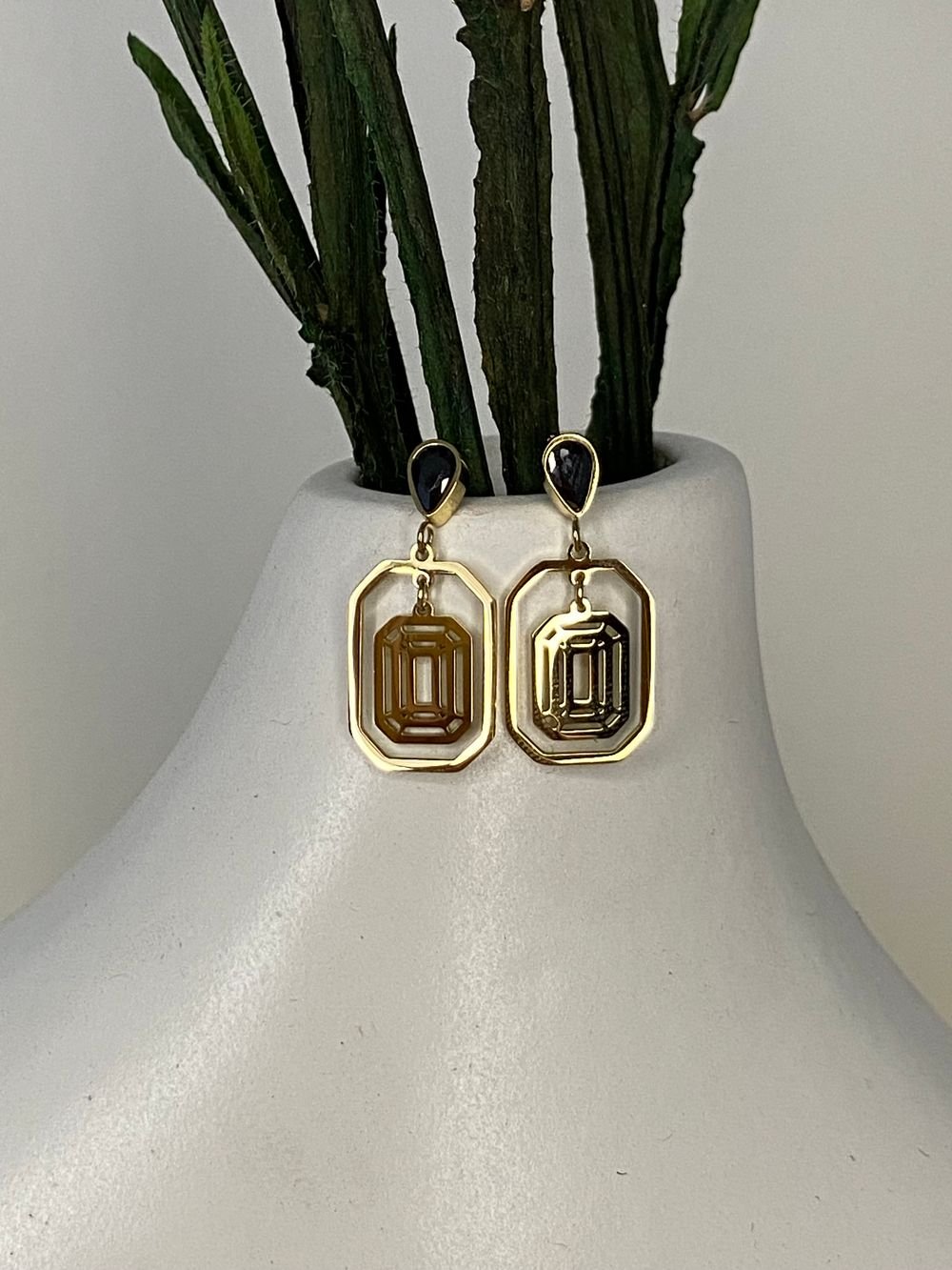 Aretes Rectángulo Calado Dorado en acero inoxidable