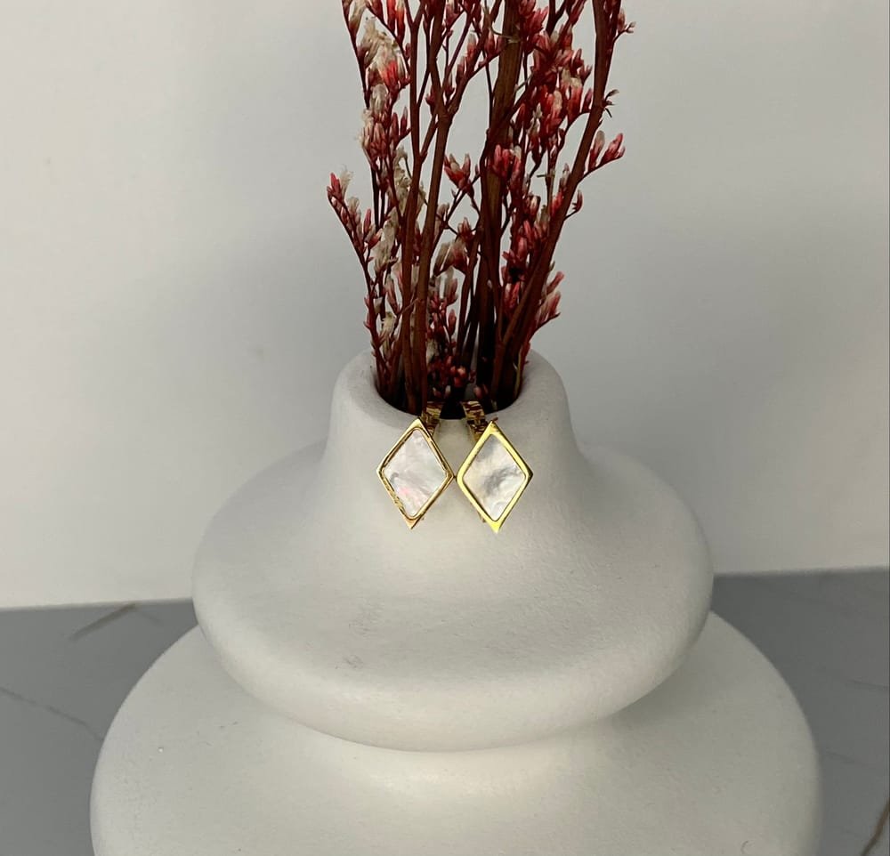 Aretes Rombo Nácar Dorado en acero inoxidable
