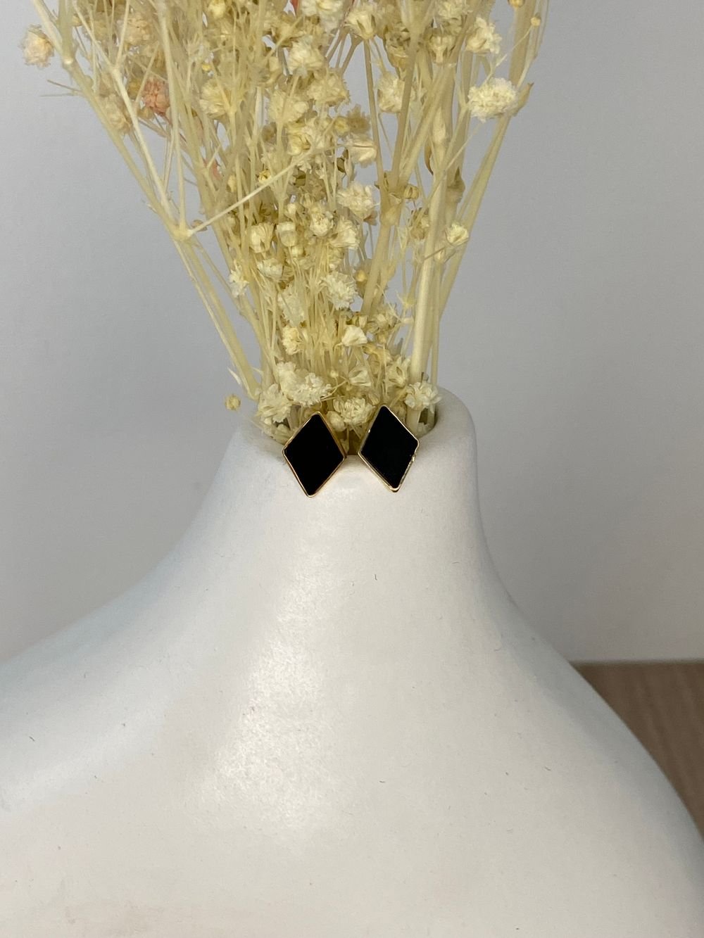 Aretes Rombo Ónix Dorado en acero inoxidable