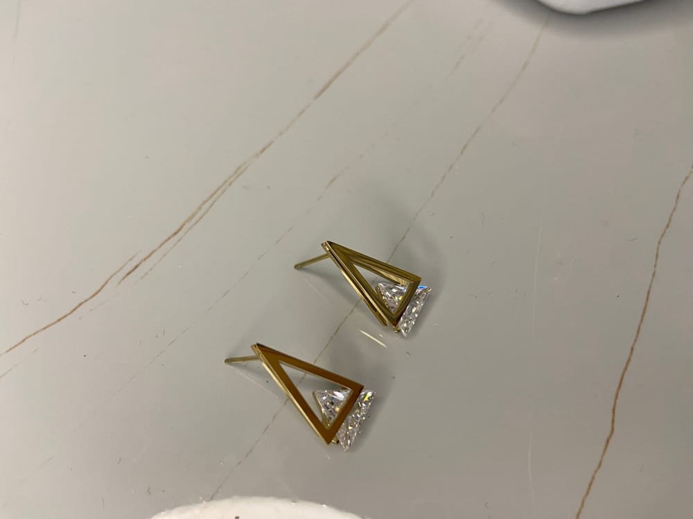 Aretes Triángulo Dorado en acero inoxidable