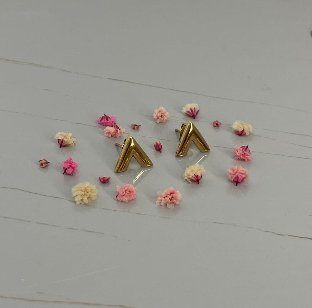 Aretes Triángulo Vanguardista Dorado en acero inoxidable