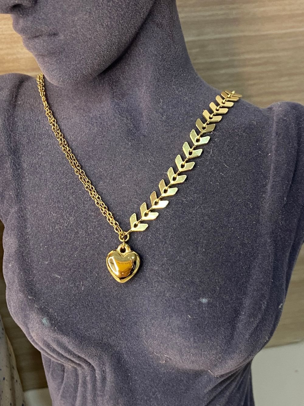 Collar Chevron Corazón Dorado en acero inoxidable