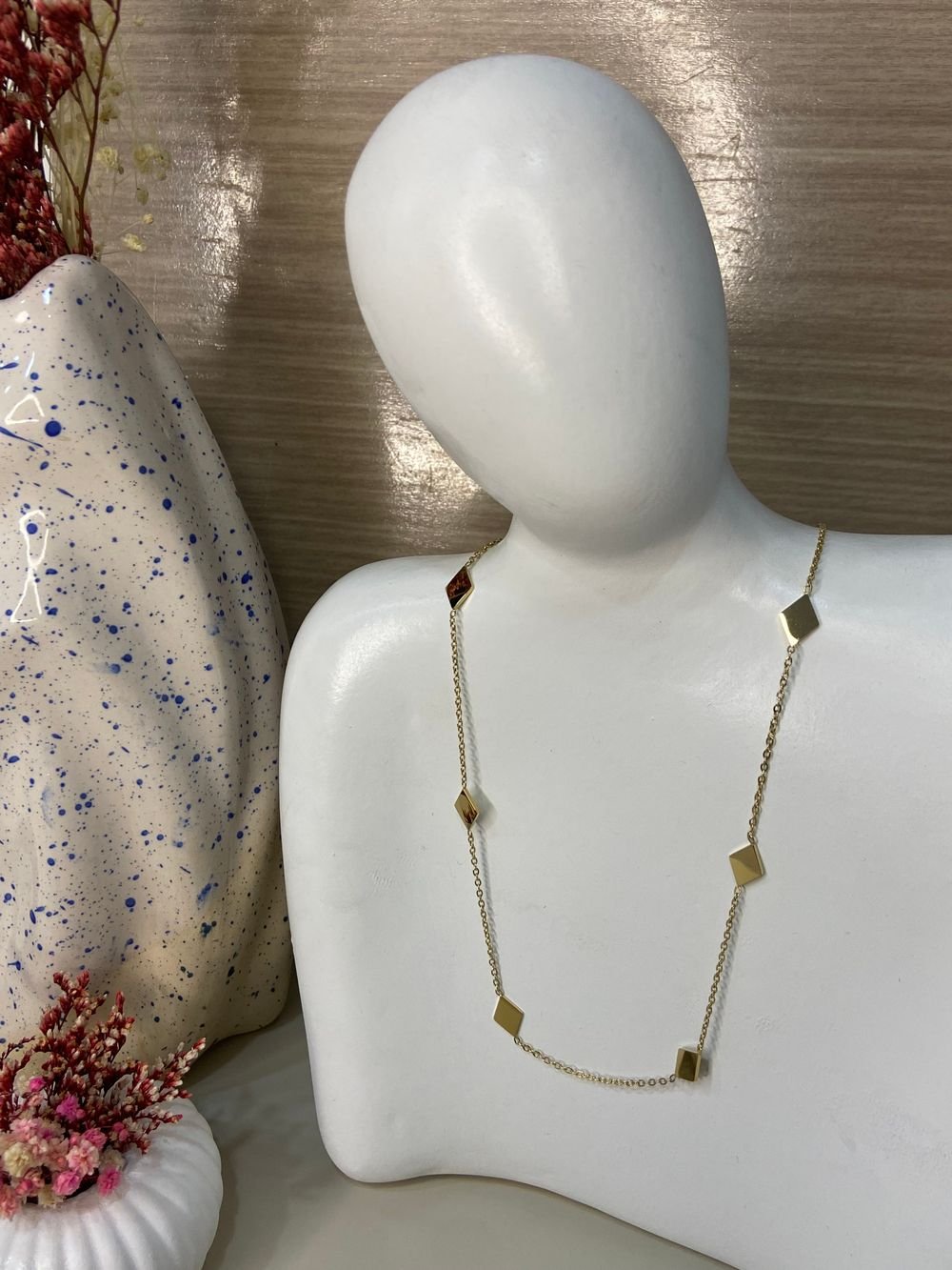 Collar Prismas Geométricas Doradas en acero inoxidable