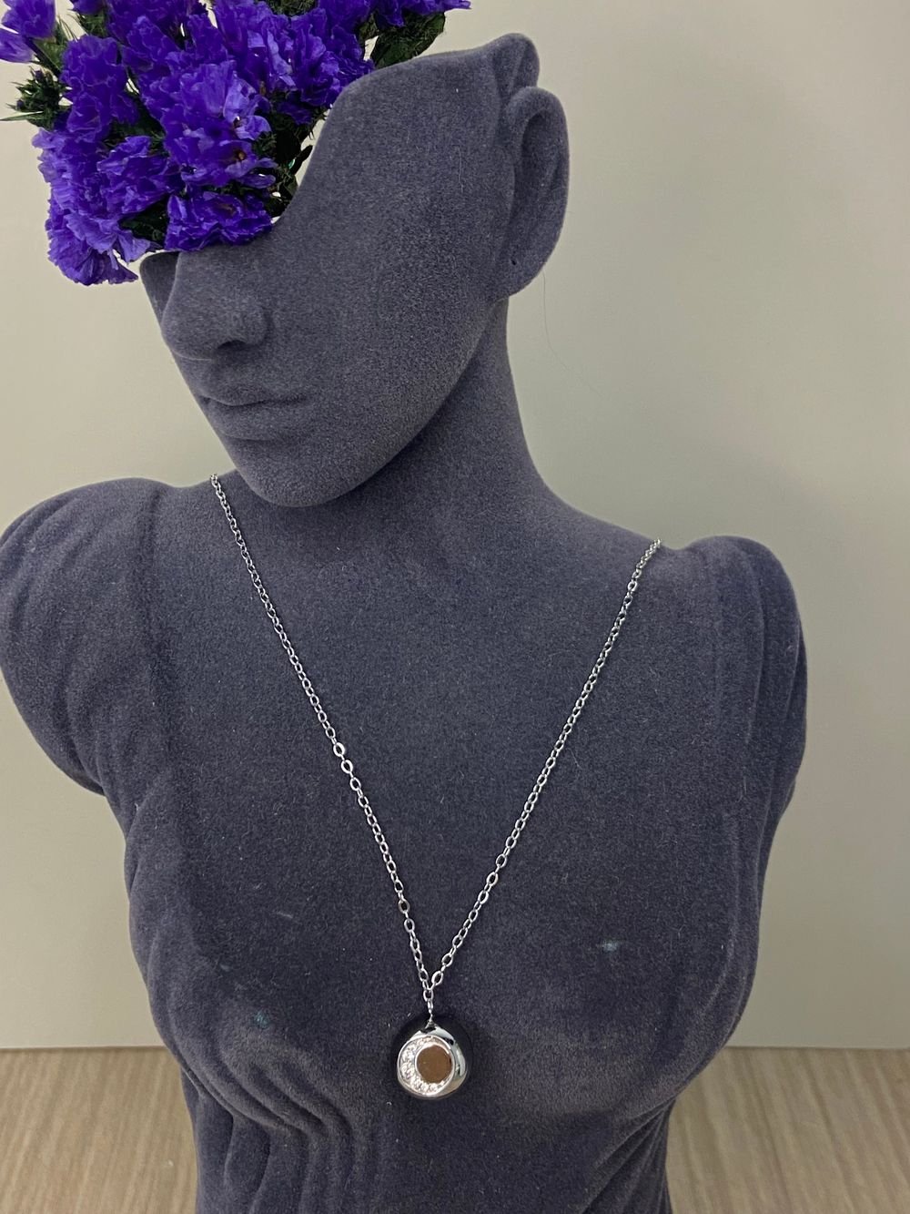 Collar Esfera Cristales Plateado en acero inoxidable