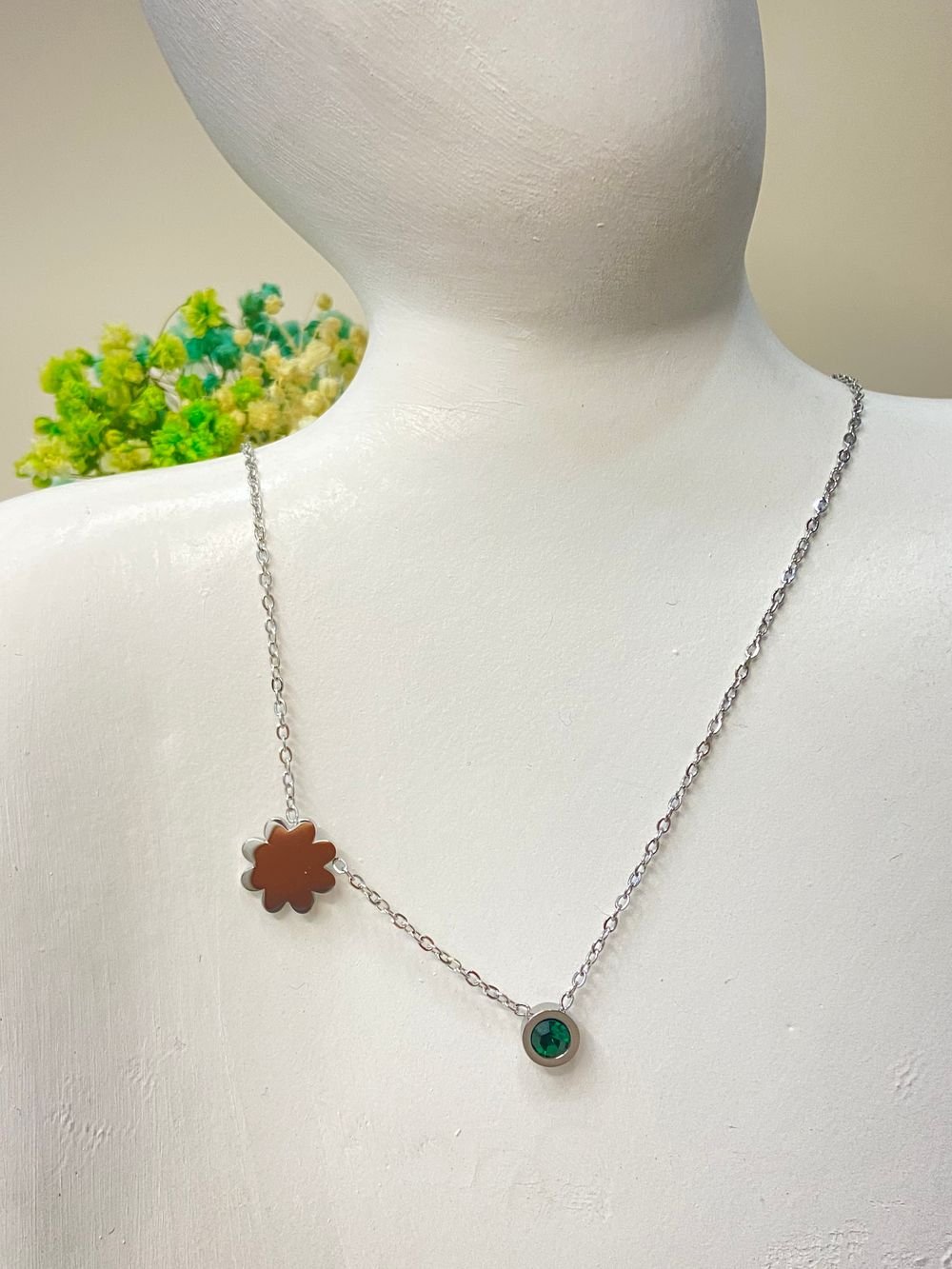 Collar Flor y Cristal Esmeralda en acero inoxidable
