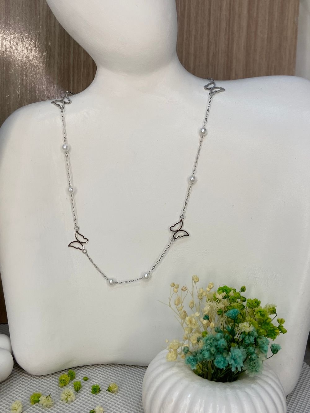 Collar Mariposas Perla Minimalista en acero inoxidable