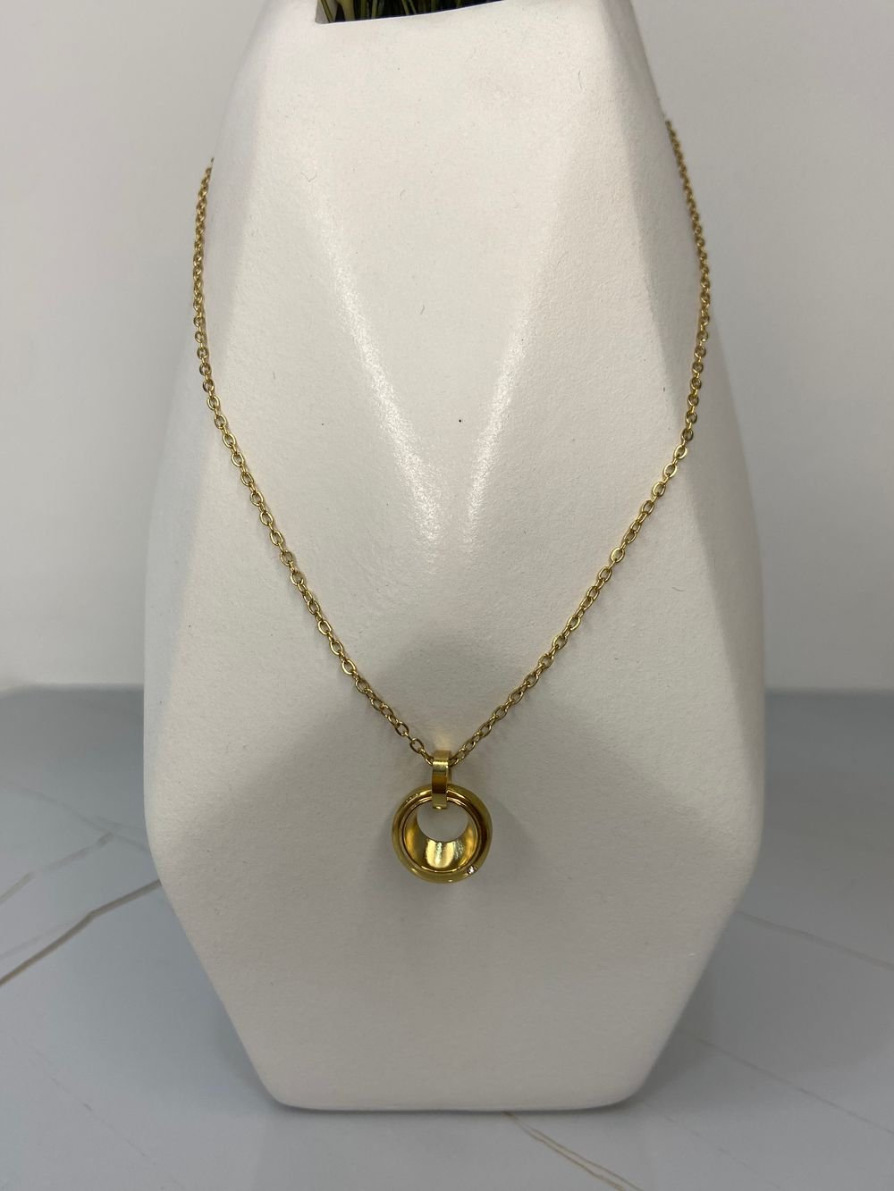 Collar Orbit Dorado en acero inoxidable